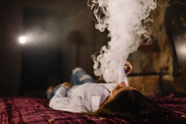 Dohányzó Lány Ágyban — Stock Fotó