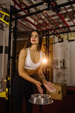 Dağcı kadın onun elinde toz tebeşir magnezyum kaplama. Tırmanma için hazır