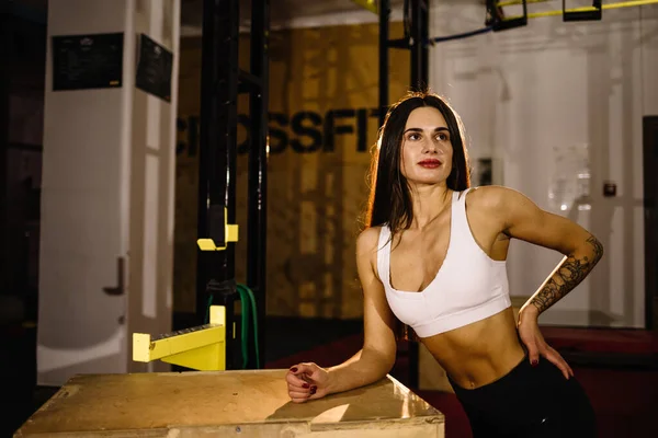 Joven fitness mujer ejecutar ejercicio con máquina de ejercicio Cable Crossover en el gimnasio, foto horizontal . — Foto de Stock