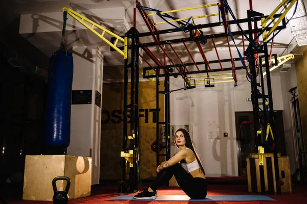 Joven fitness mujer ejecutar ejercicio con máquina de ejercicio Cable Crossover en el gimnasio, foto horizontal . — Foto de Stock