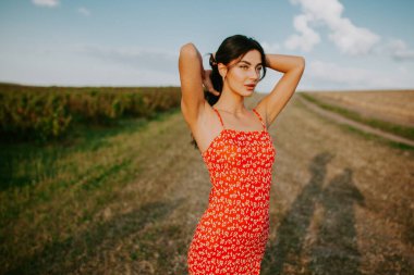Arpa tarlasında kameraya doğru koşan uzun sarı saçlı mutlu kıza yakın durun. Küçük gülümseyen çocuk buğday çayırında koşuyor. Tatlı çocuk Golden Plantation 'da vakit geçiriyor. Yavaş çekim