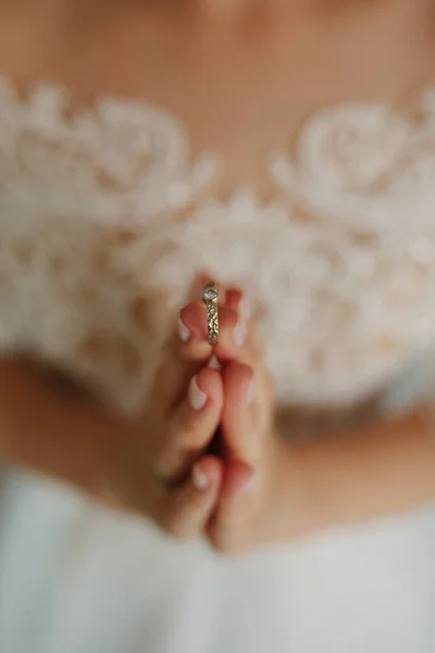 手指之间的婚戒 — 图库照片