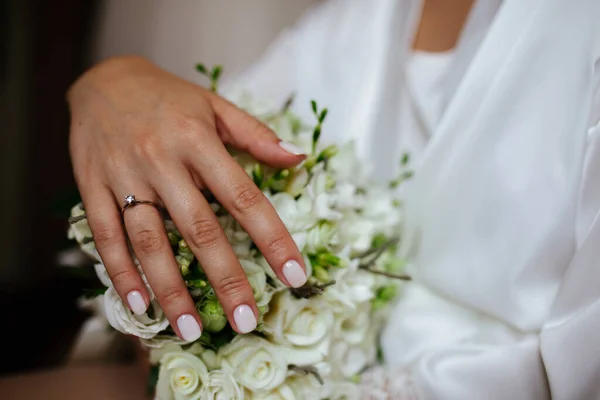 Beau Bouquet Mariage Blanc Avec Mariée Assise Arrière Plan Dof — Photo