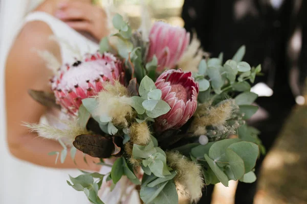 Beau Bouquet Mariage Blanc Avec Mariée Assise Arrière Plan Dof — Photo