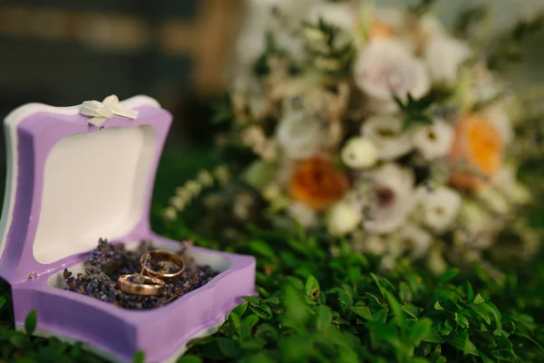 Zarte Hochzeitshintergrund Mit Ringen Und Butterblume — Stockfoto