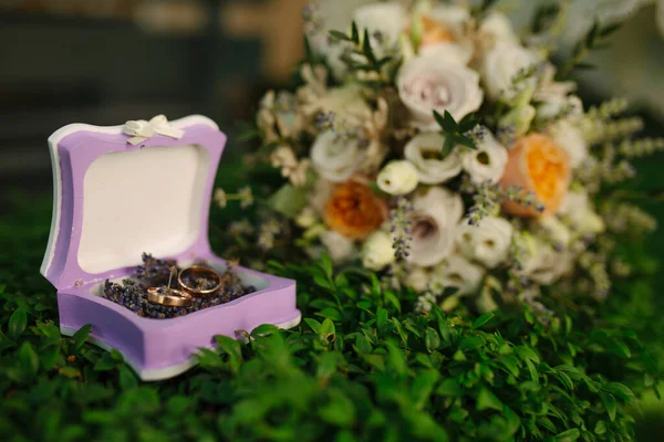Schöner Weißer Hochzeitsstrauß Mit Braut Die Hintergrund Sitzt Flach Dof — Stockfoto