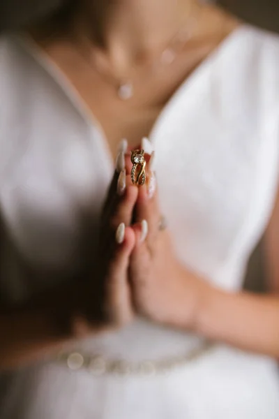 Parmaklar Arasında Evlilik Yüzükleri — Stok fotoğraf