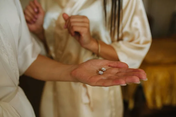 花嫁の手にゴールドの結婚指輪 — ストック写真