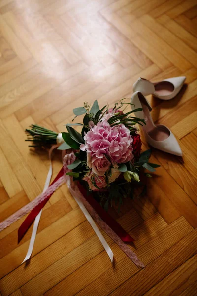 Beau Bouquet Mariage Blanc Avec Mariée Assise Arrière Plan Dof — Photo