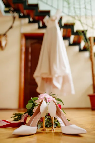 Pieds Féminins Sandales Mariage Blanches Avec Bouquet Camomilles — Photo