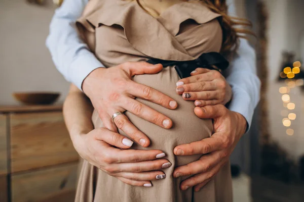 Erkeğin Elleri Hamile Kadının Karnını Kucaklıyor — Stok fotoğraf