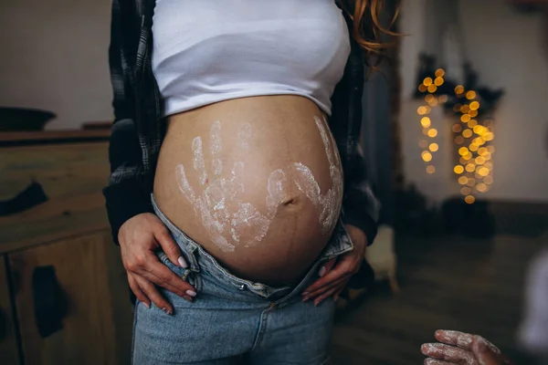 Vientre Embarazada Mujer Con Impresiones Infantiles Camisa Jeans Azules — Foto de Stock