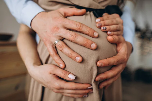 Las Manos Del Hombre Abrazan Vientre Mujer Embarazada — Foto de Stock
