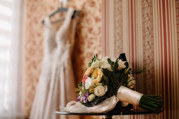 Mariée Dans Une Robe Blanche Tenant Bouquet Fleurs Violettes Verdure — Photo