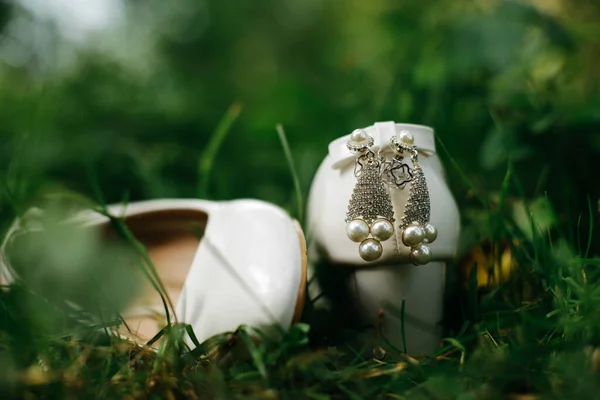 Весільне Взуття Весільний Букет Білих Троянд — стокове фото