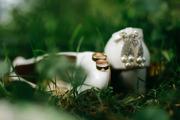 Hochzeitsschuhe Und Brautstrauß Aus Weißen Rosen — Stockfoto