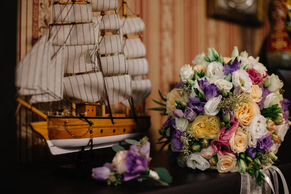 Весільний Букет Корабельній Палубі — стокове фото