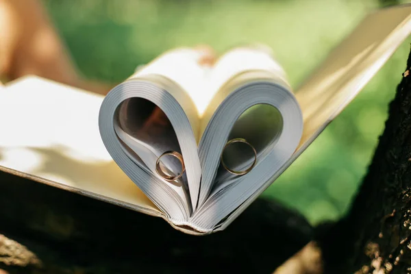 Wedding Rings Inter Placed Create Two Heart Shaped Shadows Unique — Stock Photo, Image