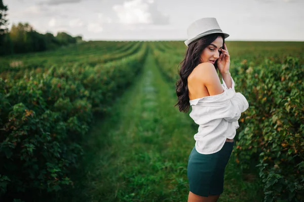 Bela Menina Romântica Vestido Camponês Leve Chapéu Desfrutando Passeio Redor — Fotografia de Stock