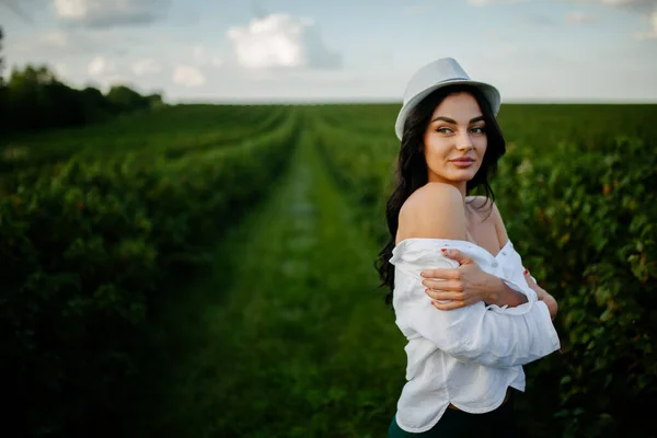 Retrato Hermosa Chica Campo — Foto de Stock