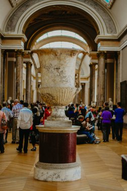 Paris, Fransa - 1 Haziran 2012: Louvre 'da antik heykeller. Louvre dünyanın en çok ziyaret edilen müzesidir..