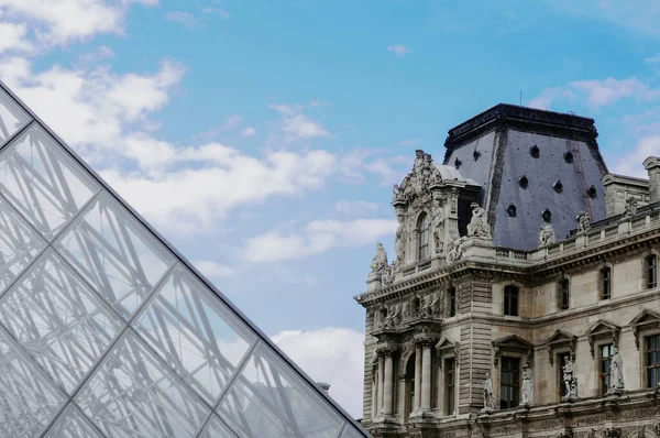 Vue Des Fragments Des Bâtiments Louvre Pyramide Dans Cour Principale — Photo