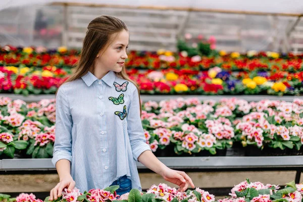Little Girl Holding Pink Flowers Out Garden Center — Stock Photo, Image