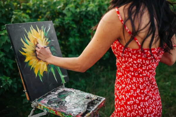 Začínám Být Kreativní Žena Umělec Malování Slunečnice Přírodě — Stock fotografie