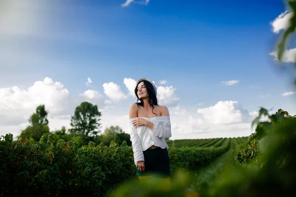 Giovane Donna Sana Sopra Cielo Blu — Foto Stock