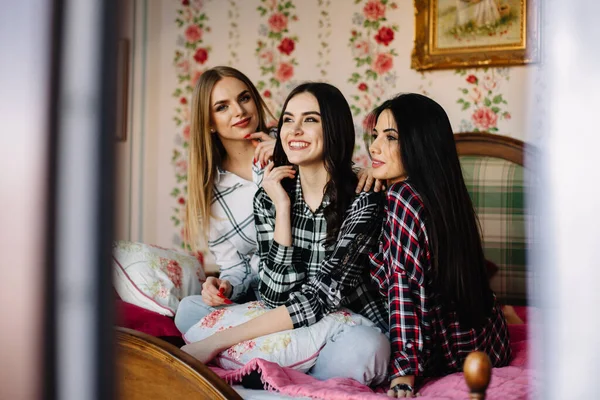 Feliz Três Meninas Cama — Fotografia de Stock