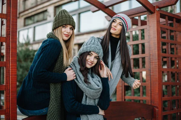 Három Gyönyörű Fiatal Lány Pózol Park Hátterében — Stock Fotó