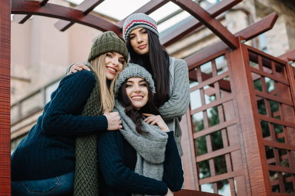 Três Lindas Meninas Posando Contra Pano Fundo Parque — Fotografia de Stock