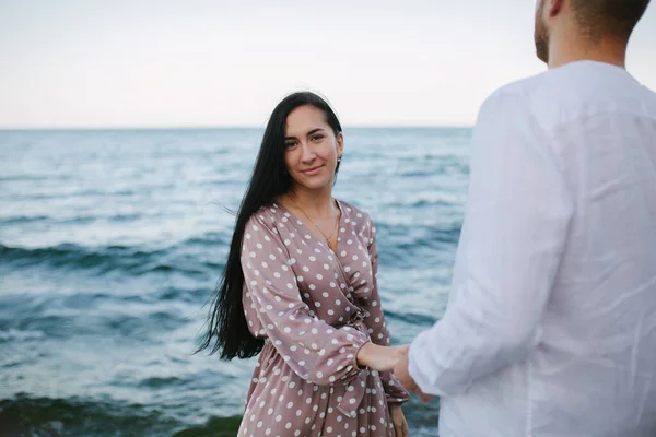 Mädchen Hält Einem Mann Die Hand Strand — Stockfoto