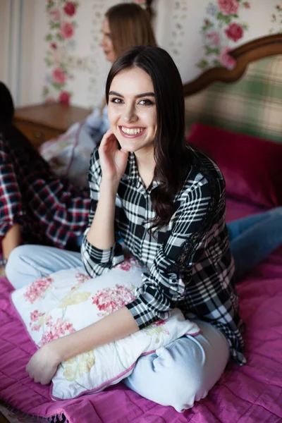 Pozytywna Kobieta Poduszką Siedzi Łóżku Uśmiecha Się Kamery Domu — Zdjęcie stockowe