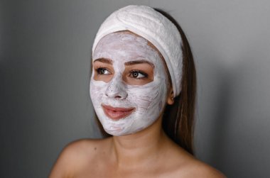 Yüzünde maske olan güzel bir kadın. Temiz cilt yenileme modeli.