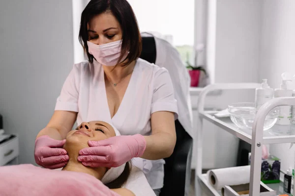 Chica Con Una Esteticista Salón Spa Esteticista Realiza Procedimientos Cosméticos —  Fotos de Stock