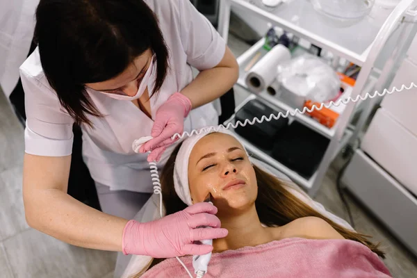 Raspador Ultrasónico Procedimiento Limpieza Ultrasónica Cara Modelo Perfil Clínica Cosmetológica —  Fotos de Stock