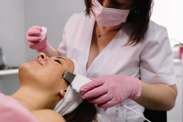 Mujer Recibiendo Tratamiento Con Láser Ultrasonido Centro Spa Médico —  Fotos de Stock