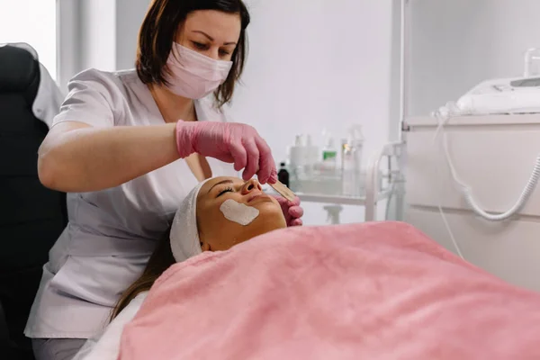 Esteticista Aplicando Mascarilla Facial Joven Vista Desde Parte Superior —  Fotos de Stock