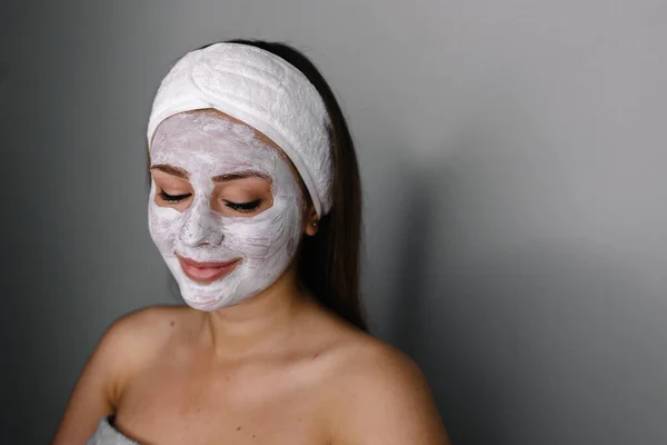 Beauty Women Getting Facial Mask — Stock Photo, Image