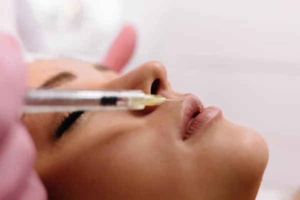 Mujer Recibiendo Inyecciones Zona Los Labios Primer Plano Las Manos —  Fotos de Stock