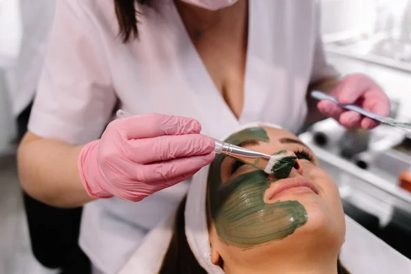 Mujer Joven Spa Con Máscara Facial Algas Mujer Salón Spa —  Fotos de Stock