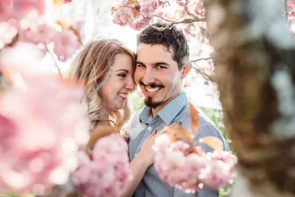 Jovem casal amoroso — Fotografia de Stock