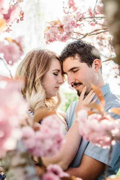 Jovem casal abraçando com os olhos fechados — Fotografia de Stock