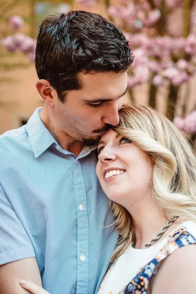 Beso en la frente a su novia —  Fotos de Stock