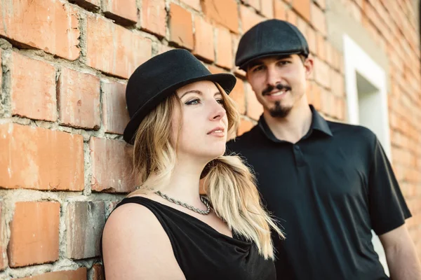 Retrato de jovem casal — Fotografia de Stock