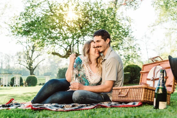 Picnic en pareja que están disfrutando de una copa de espumoso —  Fotos de Stock