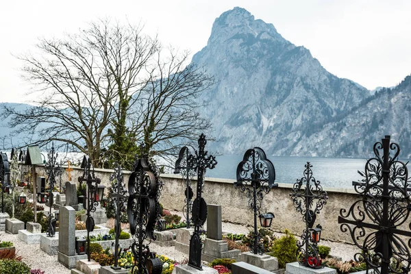 Cementerio junto a un lago —  Fotos de Stock