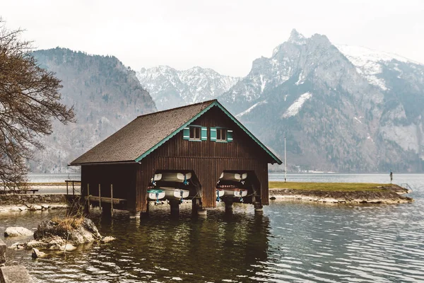 Bootshaus aus Holz Stockfoto