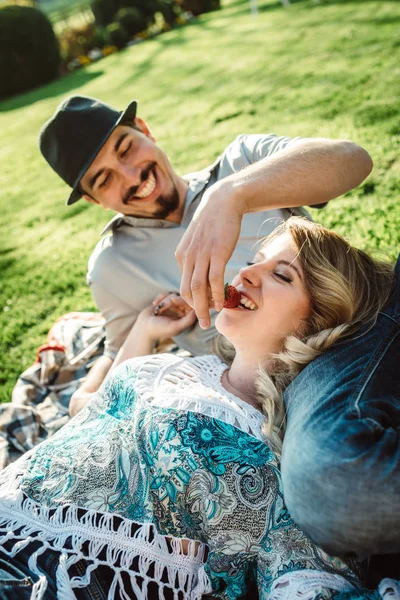 Paar in beminen vervaardiging van een picknick — Stockfoto